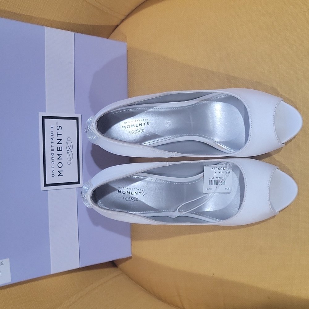 Peeping toe heels